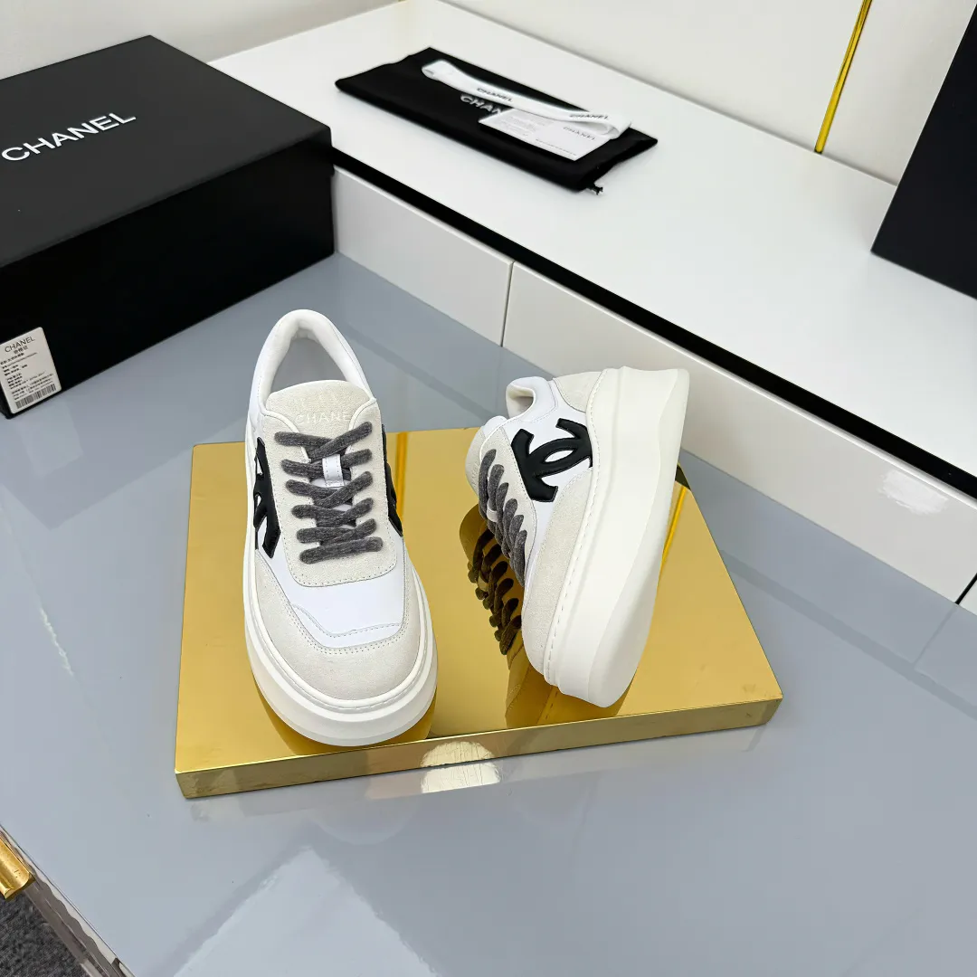 👟👟Ex-factory price 660👟👟 Top version! Chanel Chanel panda shoes! 2025 counter's top casual sports shoes. This classic design; the upper is electro-embroidered with a variety of techniques; the outsole is fashionable and sporty; the unusual inclusion of a variety of color matching elements... The diversified mix and match is very good-looking and versatile, and can be used for leisure, fashion, sports, and outdoor... ꫛꫀꪝ Go➫ Materials: ❶Upper made of: original imported first-layer silk cowhide + original waterproof cloth + original first-layer cowhide ❷Inner lining: Original Yangli+wang ❸ Outsole based on: Original TPU combination outsole Counter boutique packaging complete set for women 35–41